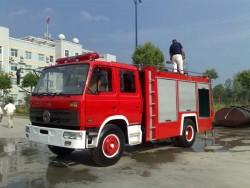 DongFeng 4*2の7000リットルはタンカーの普通消防車に水をまきます