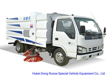 中国 洗浄の掃除のためのISUZU 600の道掃除人のトラック、道路掃除人車 サプライヤー